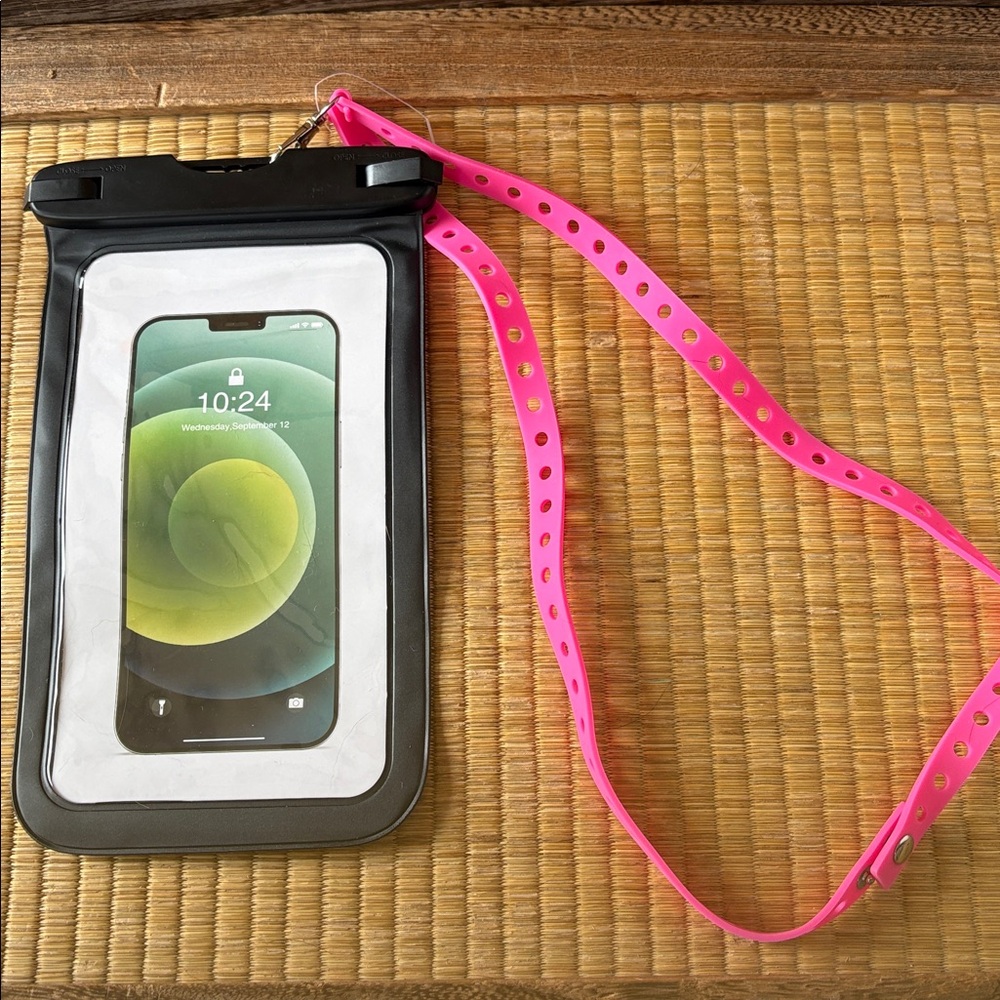 🆕WATER PROOF PHONE POUCH WITH RUBBER LANYARD (pink)